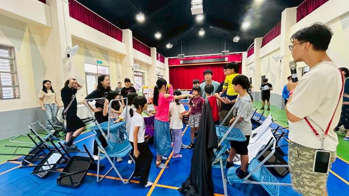 學童將椅子倒過來模擬七腳川舊社昔日外圍由刺竹包圍的景象