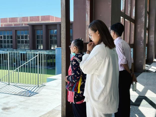 活動開始前，請卑南族巫師做祈福儀式