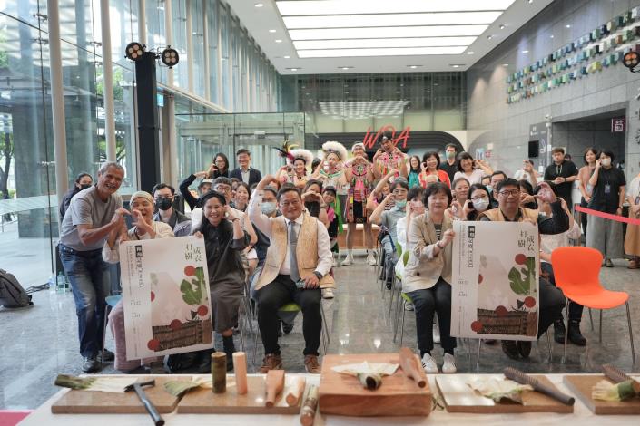 「打樹成衣-南島記憶與文化連結」特展今（22）日正式開幕，邀請現場與會嘉賓一同合影留念。