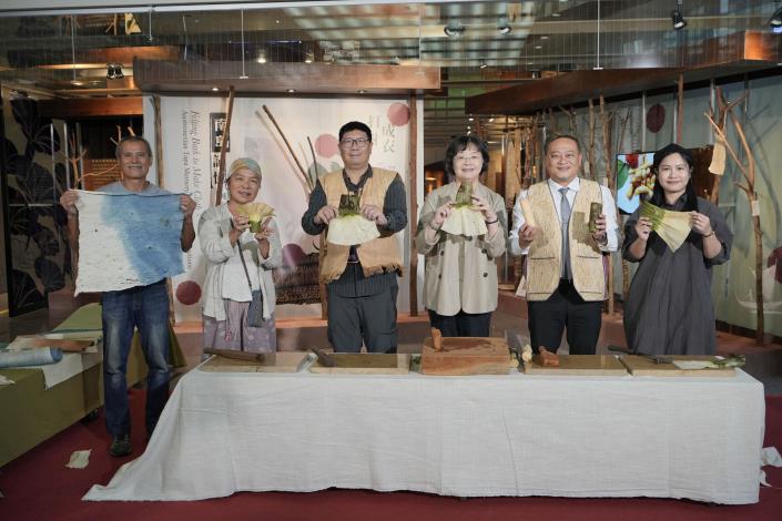 噶瑪蘭族纖維藝術家杜瓦克（左起）、纖維藝術家陳淑燕、策展人史前館副研院員張至善、文化部常務次長徐宜君、史前館長蔡政良、阿美族纖維藝術家林戎依上台體驗「千錘百鍊」樹皮敲打，象徵特展正式開幕。