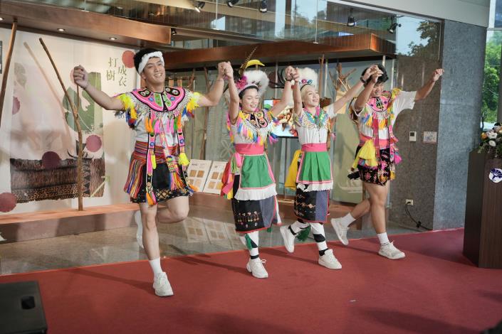 樹根文化藝術團帶來阿美族傳統樂舞，為「打樹成衣—南島記憶與文化連結」特展獻上祝福。