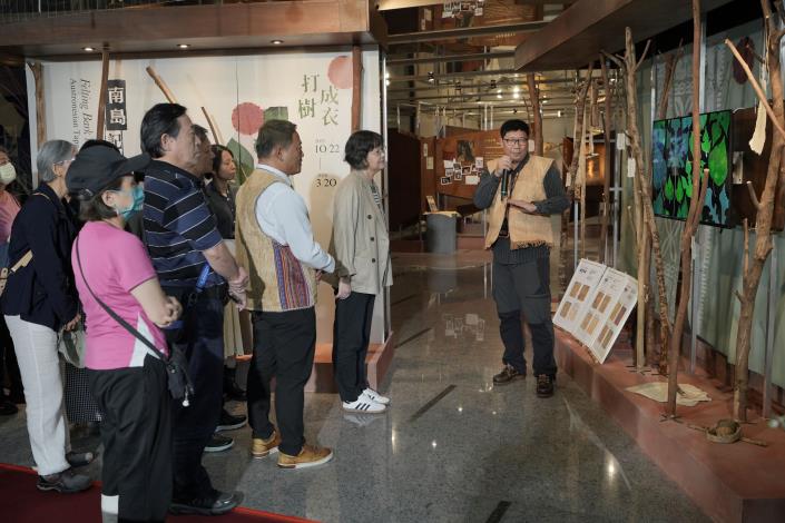 策展人副研究員張至善（右）為來賓與觀眾進行導覽。
