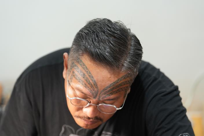 史前館今年持續邀請臺灣排灣族Cudjuy Patjidres（宋海華）與國外的紋身師一起在史前館展現傳統與當代的拍刺文化。