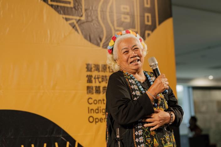 排灣族人間國寶Ljavaus Aluguyan（陳利友妹）藝師為特展開幕致詞