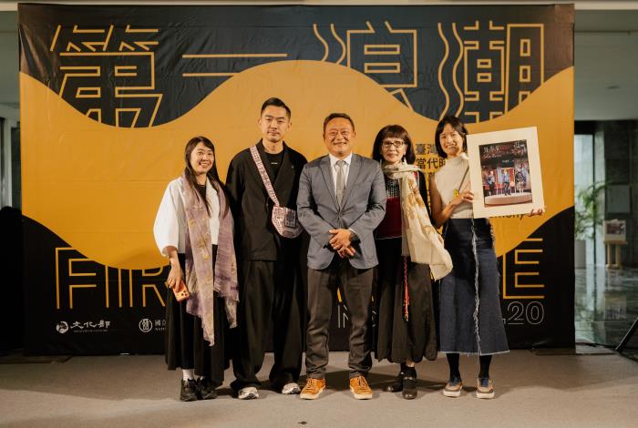 時裝藝術作品捐贈儀式合影-（左起DYCTEAM品牌共同創辦人暨品牌總監陳曉安、DYCTEAM品牌主理人暨設計師趙之逸、史前館蔡政良館長、賽德克族人間國寶Seta Bakan（張鳳英）藝師、第一浪潮策展人黃郁倫）