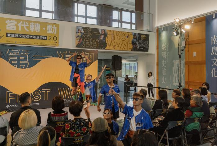 特展開幕表演-在地部落青年組成的原魂歌舞團，以傳統與當代融合的舞蹈呼應展示內容進行展演