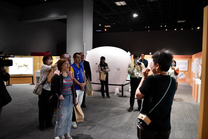 策展人林秀嫚進行展廳導覽