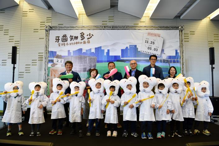 貴賓合照，左起臺南市善化國民中學吳旭泰、新市區公所主任秘書趙婉蘭、國立臺灣史前文化博物館館長蔡政良、國家科學及技術委員會南部科學園區管理局主任秘書官嘉明、臺南市文化資產管理處組長許書維、臺南市安定區南安國民小學校長呂麗蓉