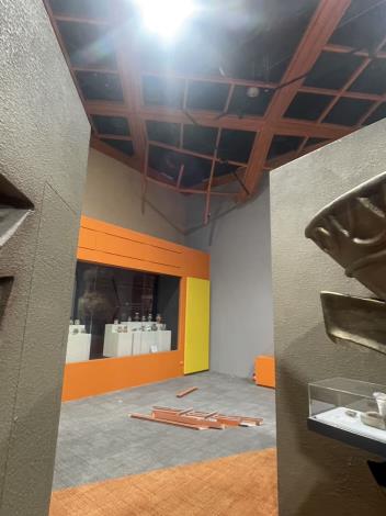 史前館康樂本館天花隔柵因強震造成結構鬆散與脫落情況