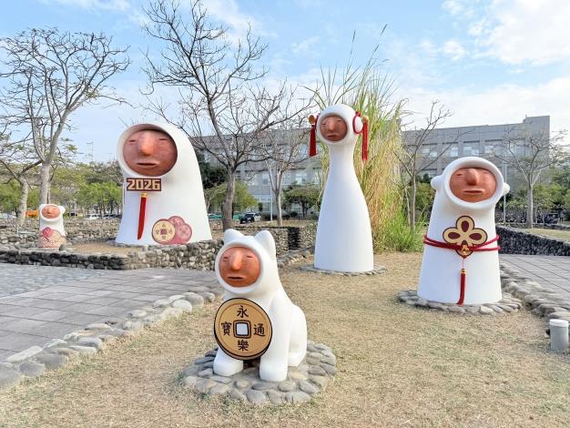 館外蔦松家族年節喜氣布置，歡迎民眾來拍照