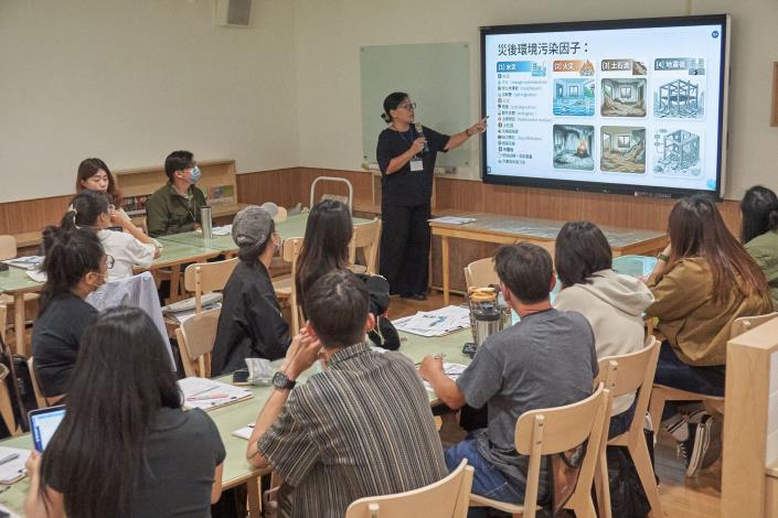 講師林絹娟說明災後環境污染因子