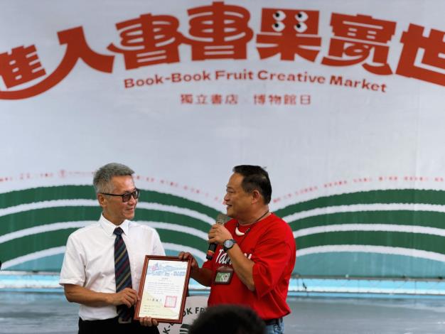 史前館蔡政良館長頒發感謝狀予國立臺東體中，感謝陳明志校長支持學生導覽培力合作