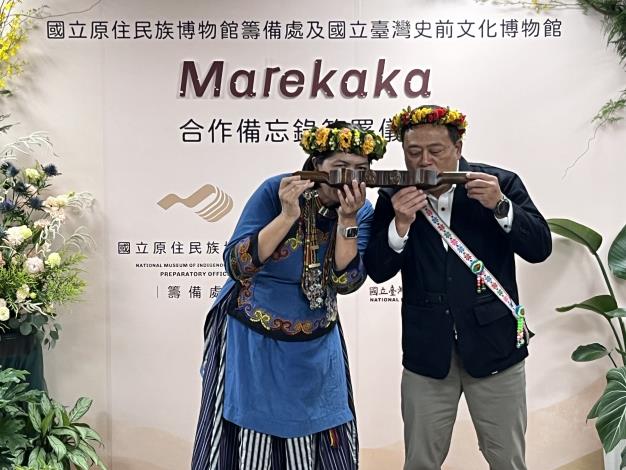 雙方共飲慶祝成為手足