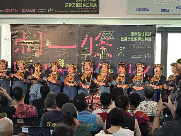 屏東縣普樂地文化資產傳承保護協會帶領佳興古謠傳唱隊於特展開幕儀式獻唱古謠