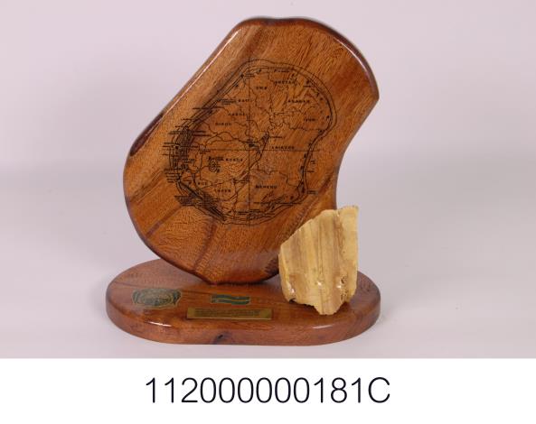 諾魯地圖木雕擺飾