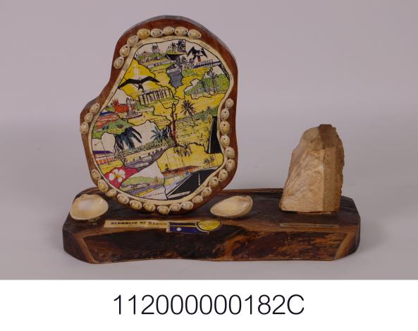 諾魯地圖造型木雕擺飾