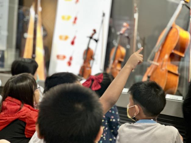 國臺交影音館擁有全臺灣最完整的管弦樂團樂器展示，配合活潑生動的介紹為孩子們上一堂有趣的音樂體驗課程