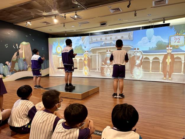 國臺交文化體驗活動讓參與師生參訪影音館，透過Kinect肢體感應技術融入音樂演奏體驗