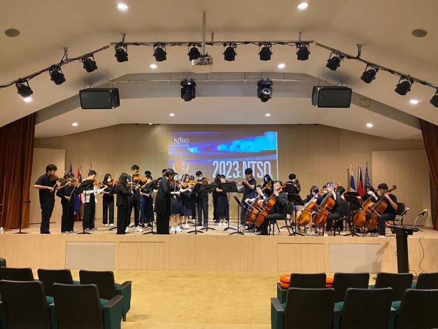 國臺交樂團首席謝佩殷率弦樂四重奏與泰國中華國際學校弦樂團進行合作演出，為整場演出獻上令人眼前為之一亮的新焦點