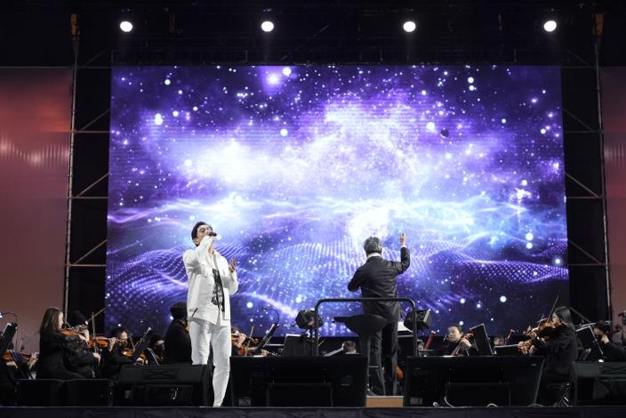 殷正洋深情演繹多首金曲