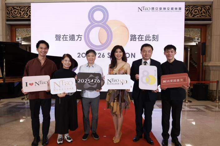 大合照：左起長笛演奏家陳廷威、副團長林麗如、首席客席指揮水藍、駐團藝術家陳毓襄、團長歐陽慧剛、鋼琴演奏家張凱閔。