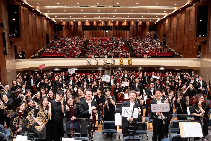 NTSO 80週年團慶音樂會《簡文彬與國臺交》＿臺灣5大職業交響樂團同台共演，演出結束與全體觀眾大合照