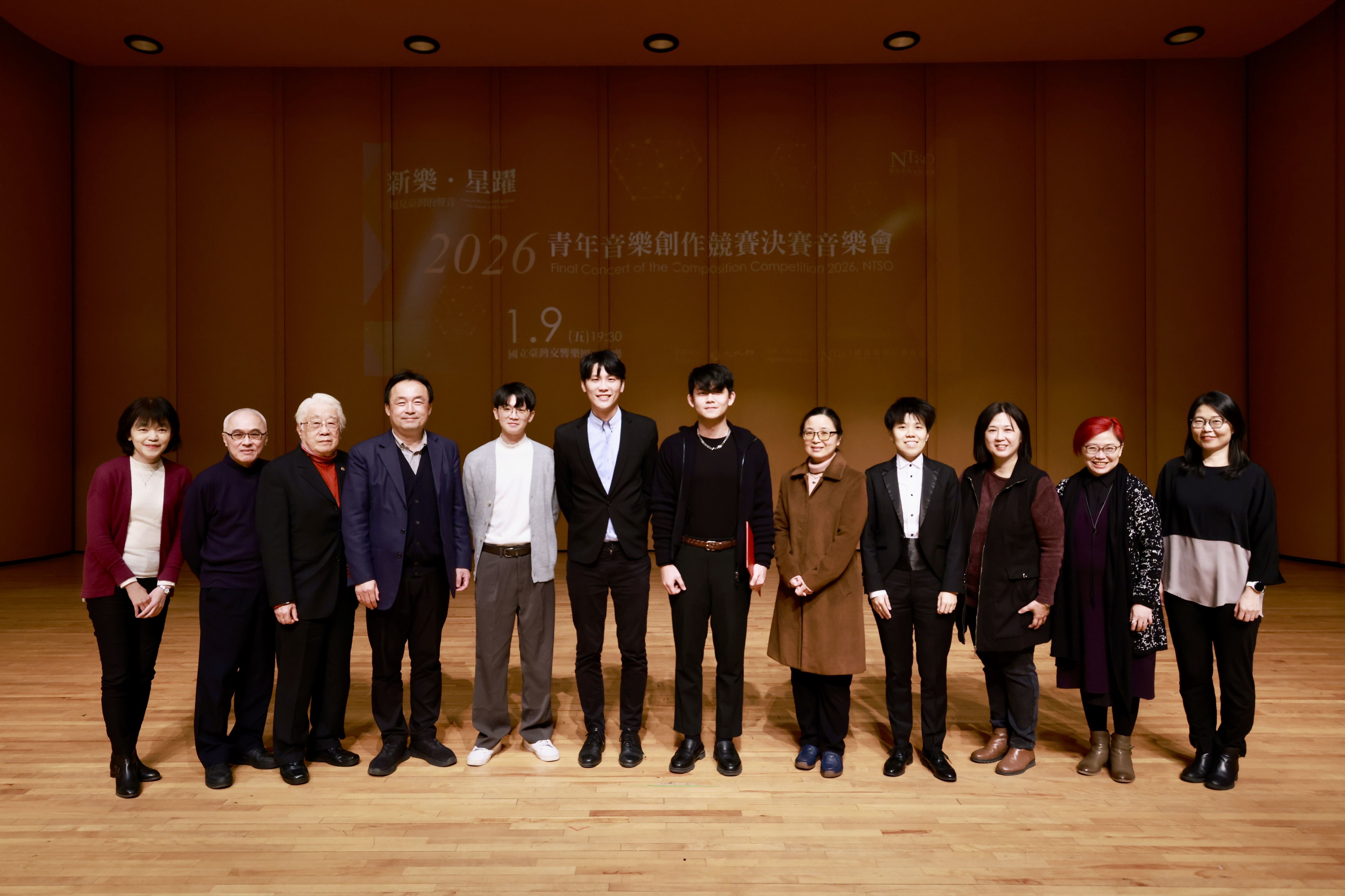「2026青年音樂創作競賽」決賽頒獎典禮評審與得獎者合影，左起蕭慶瑜委員、楊聰賢委員、潘皇龍委員、歐陽慧剛團長、第三名暨團員票選獎張凱喻、第三名趙立瑋、第一名趙繼群、第三名暨觀眾票選獎洪霽新（由母親代表出席）、決賽音樂會指揮暨評審委員范楷西、張曉雯委員、林桂如委員及顏名秀委員。