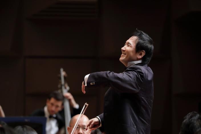 客席指揮大植英次將率領國立臺灣交響樂團，透過北歐與德奧經典作品，鋪陳神話、英雄與人性思辨交織的交響敘事。©飯島隆