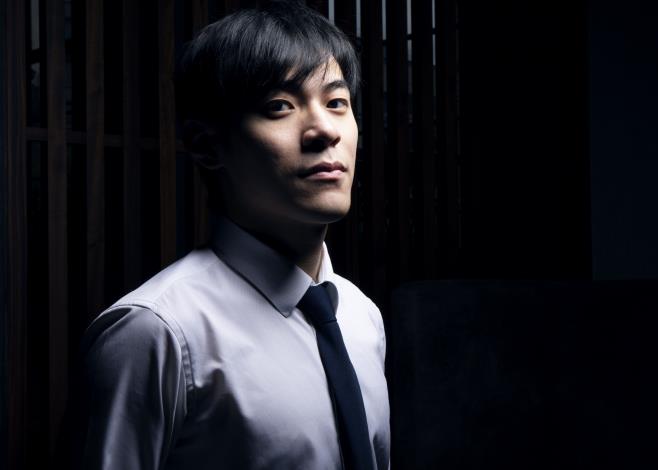 具國際賽事實績的鋼琴家張凱閔，將擔任2026 NTSO 國際青少年管弦樂營成果音樂會獨奏家，與學員同台演出，展現新世代音樂家的舞台能量。