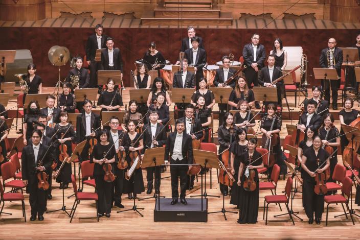 NTSO首席客席指揮水藍將率領國立臺灣交響樂團演出，詮釋威爾第《安魂曲》磅礴而深刻的音樂張力。