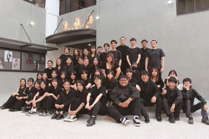 國立臺中教育大學音樂學系合唱團共同參與威爾第《安魂曲》，展現青春而厚實的合唱能量。