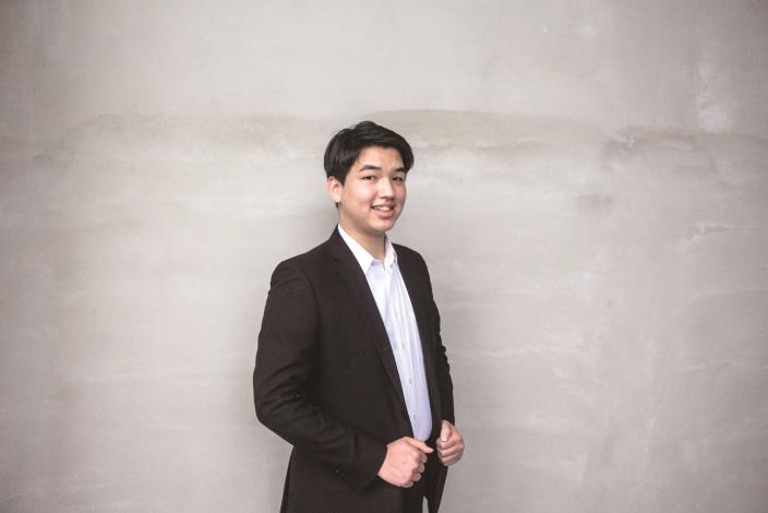 青年聲樂家曾文奕於威爾第《安魂曲》中擔綱男低音獨唱，展現厚實而內斂的聲音力量。