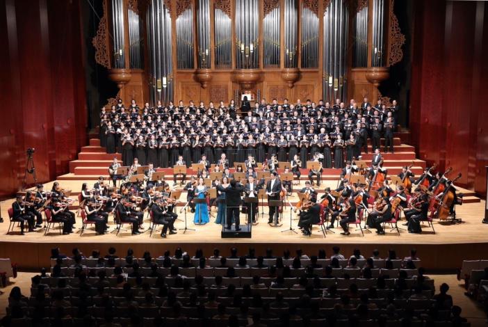 台北愛樂合唱團共同參與威爾第《安魂曲》，呈現厚實而層次分明的合唱聲響。