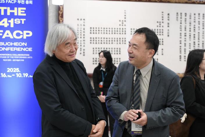 國臺交團長歐陽慧剛(右1)出席FACP亞洲文化推展聯盟韓國富川年會，與國際知名鋼琴家白建宇(左1)及藝文專業人士交流。