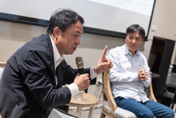 歐陽慧剛團長(左1)與樂友分享國臺交與首席客席指揮水藍(右1)長期合作所累積的音樂默契。