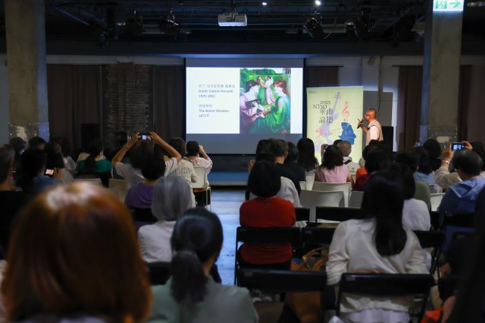 NTSO「華山論樂」於華山文創園區「拱廳」舉辦，建立音樂愛好人士與音樂專業行家之間的溝通平台（攝於2025年4月，陳漢金主講）