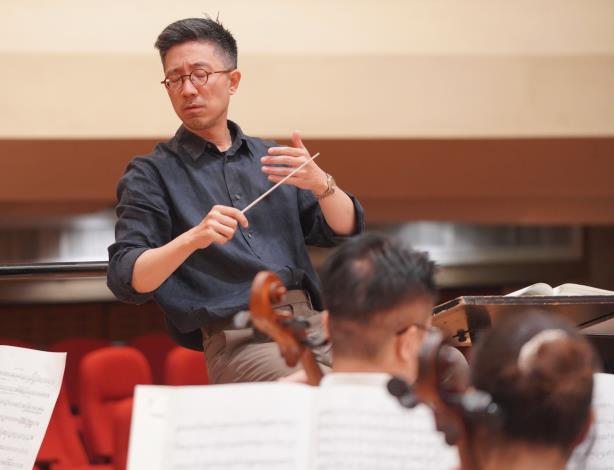指揮家莊東杰於國臺交演奏廳排練，為本場音樂會做準備，也期待與國臺交再次激盪出音樂火花。