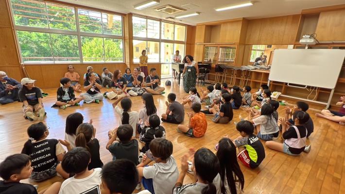台灣音樂團隊與沖繩知念小學進行交流互動