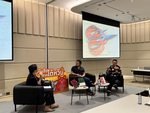 Wu Jui-che (right) and Yang Shih-yi (center) attended the event and engaged with local readers
