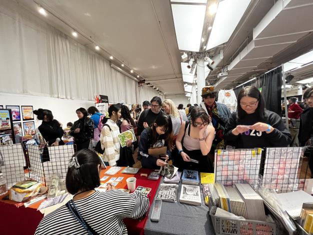 The Taiwan exhibition booth attracts a large number of American visitors.