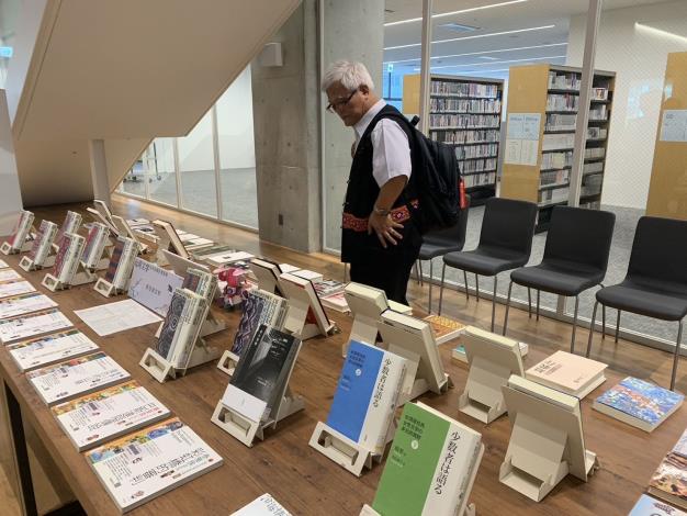 Taiwanese indigenous author Paelabang Danapan visits the exhibition in Osaka.
