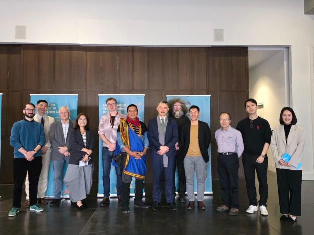 Director Huang Lan-yen of the NMTL’s Taipei Branch (4th from left), professor Craig A. Smith of the University of Melbourne (5th from left), writer Ahronglong Sakinu (6th from left), and Director-general Lu Ming-tse (7th from left) of Taipei Economic and Cultural Office in Melbourne attend the opening event.