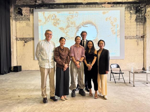 Artist Cole Lu (center) and Kuei Yeh-chin (left), head of the Cultural Division at TECO in Thailand