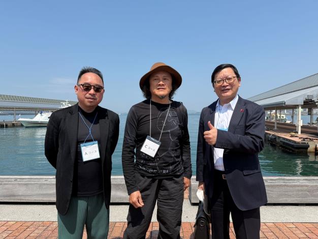 (From left) Taiwan Cultural Center in Tokyo director Tseng Chien-lung (曾鈐龍), artist Wang Wen-chih (王文志), and Taipei Economic and Cultural Office in Osaka director Hung Ying-chieh (洪英傑). 