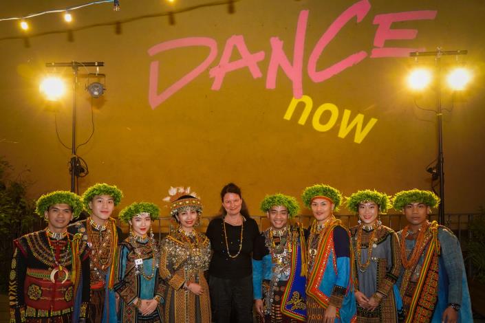 Tjimur Dance Theatre & DANCE artist director Nina Hümpel (middle) (Photo credit: Tjimur Dance Theatre)
