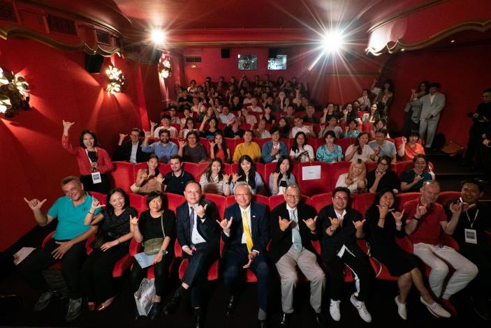 Culture Minister Shi Che (fourth from left) attended the special screening.