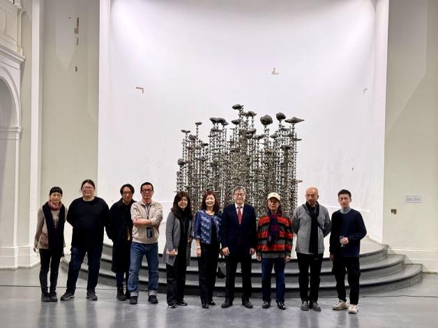 A group photo of the eight featured Taiwanese artists along with the curator Liu Chu-lan (5th from left) and 