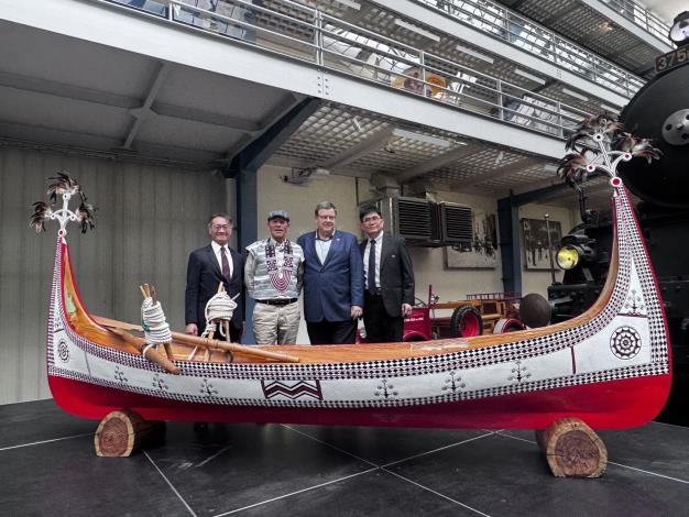 In the presence of over 100 attendees, NTM Director Chen Teng-chin (right) officially presented the Tao fishing boat to the Czech National Technical Museum
