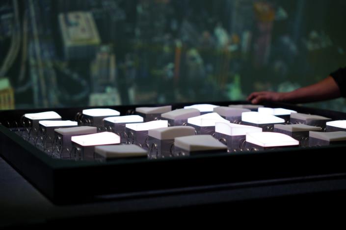 The installation combines a mechanical kinetic device with motion sensors and advanced sound techniques, such as granular synthesis