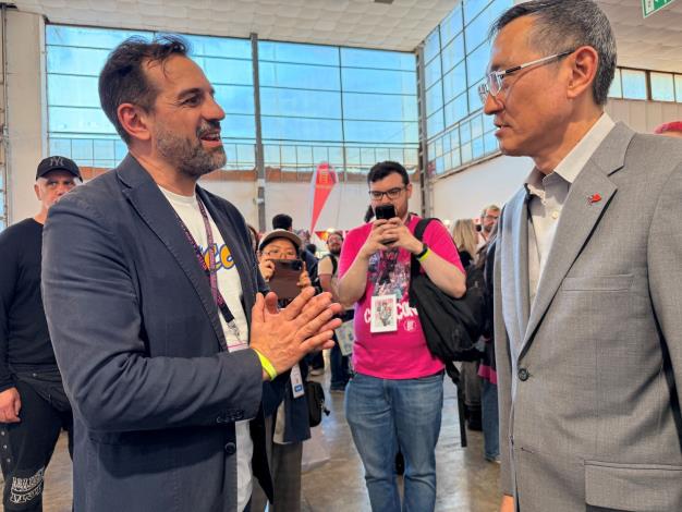 Vincent Y. C. Tsai (right), Taiwan’s Representative to Italy and Claudio Curcio (left), president of Napoli Comicon discuss future collaborations.